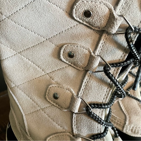 Khombu women’s size 9 Emily cream winter boot with faux fur trim. - Picture 9 of 10